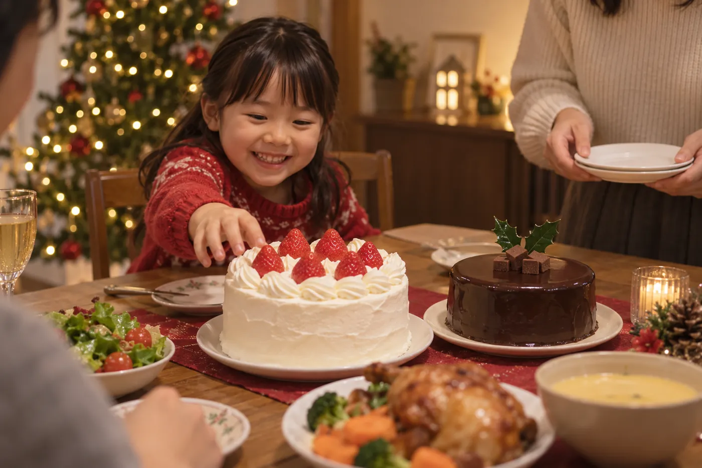 クリスマスツリーのある食卓に、いちごの白いケーキとチョコレートのケーキが並び、子どもがケーキに手を伸ばしているイメージ(AI生成)