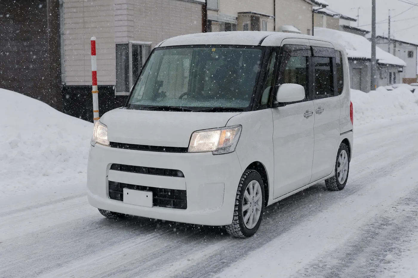 雪が降る住宅街の道を、白い軽自動車がスタッドレスタイヤで走っているイメージ(AI生成)